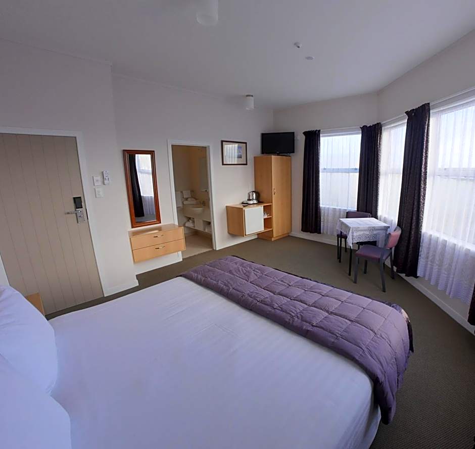 Photo 1 of 5 of Deluxe 1 King Bed