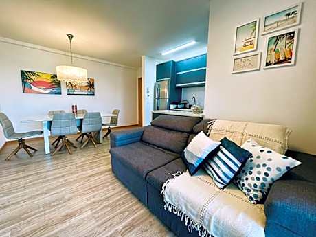 Apto 6º andar, 200m praia, 15min Beto Carrero, 2 quartos, sacada com churrasqueira