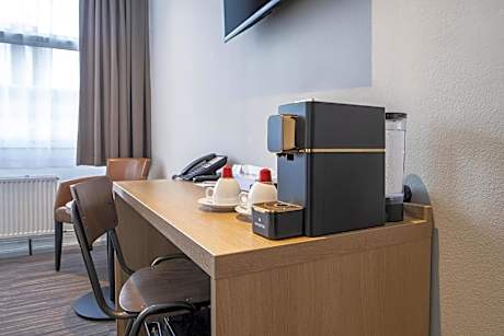 Twin Room with Roll-In Shower - Mobility Accessible