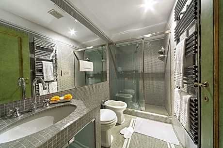 Deluxe Double Room (1 King Bed)
