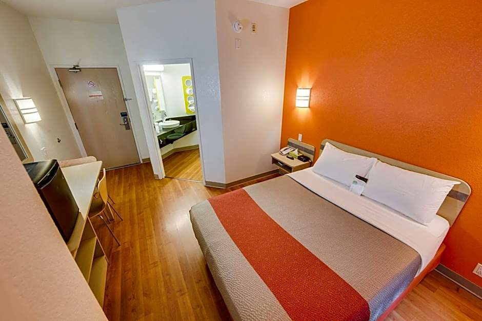 Motel 6-Brampton, ON - Toronto