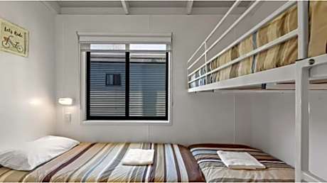 Deluxe 2 Bedroom Cabin - Sleeps 5