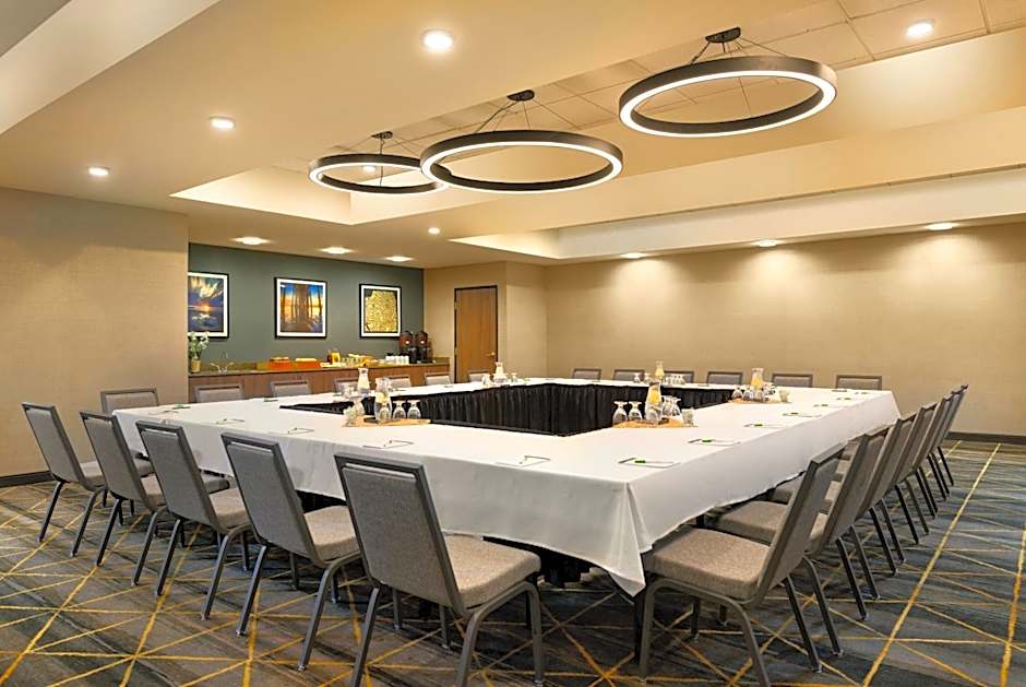 Holiday Inn & Suites Oakland - Airport by IHG