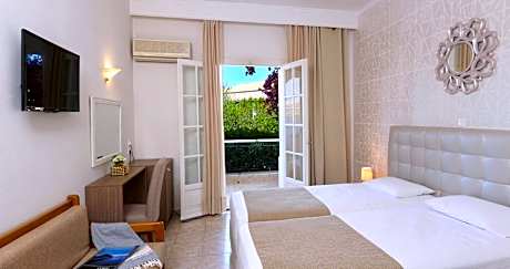 Triple Room with Garden View