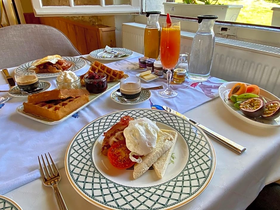 Sans Souci Bed and Breakfast Luxe Heated Pool and Restaurant