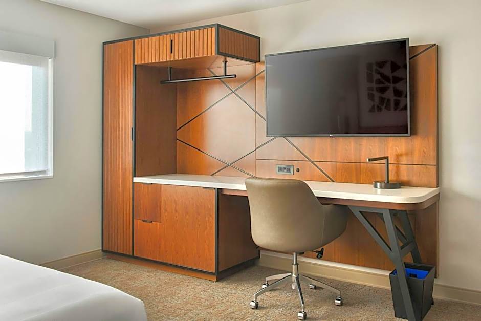 Zdjęcie 1 z 4 — 1 King Bed, Hearing Accessible