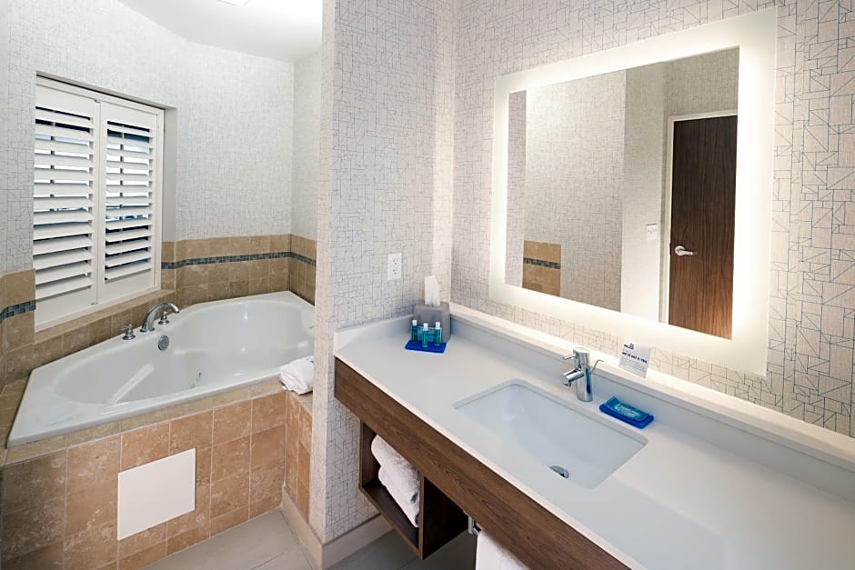 Holiday Inn Express Hotel & Suites Bay City By IHG
