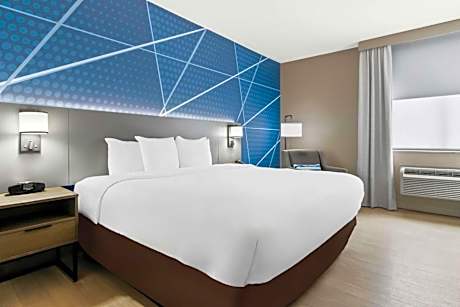 Standard King Room with Roll In Shower - Accessible