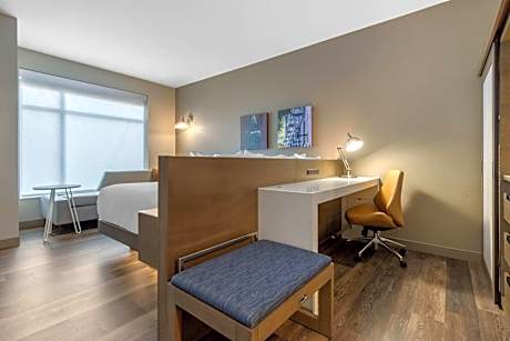 King Room with Roll-In Shower - Accessible/Non-Smoking