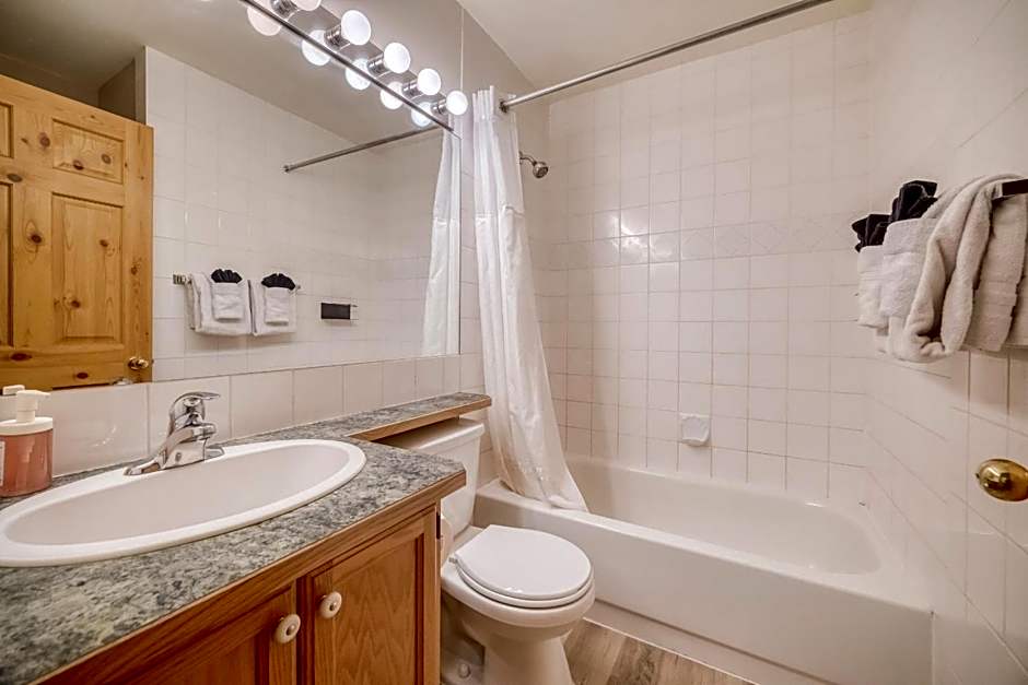 Bow Valley Chalets-Entire 2 King Bedrooms townhouse