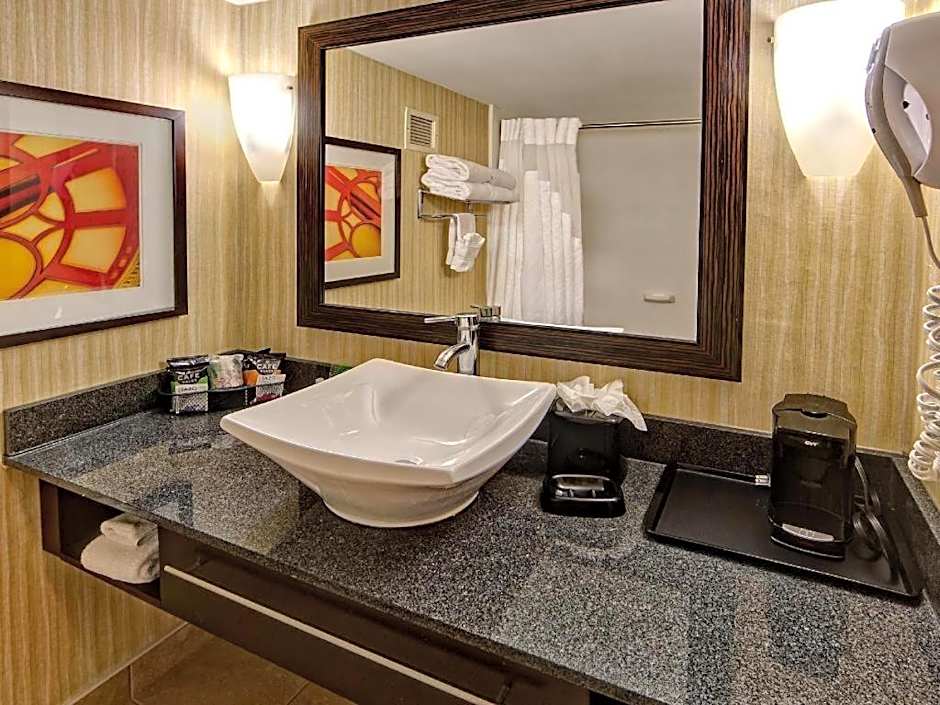Clarion Hotel & Suites Memphis Airport (CLOSED) – Memphis, TN