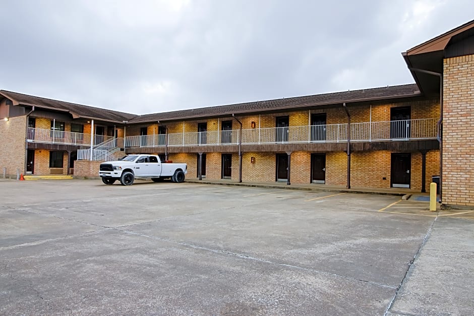 OYO Pinewood Inn & Suites Silsbee