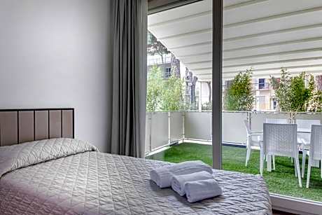 Two Bedroom Deluxe Apartment with Garden