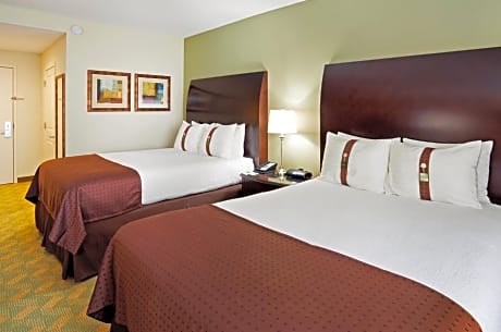 Standard Queen Room with Two Queen Beds and Mobility Accessible Tub