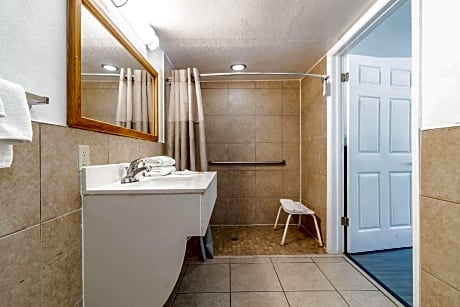 King Room with Roll-in Shower - Disability Access - Non-Smoking