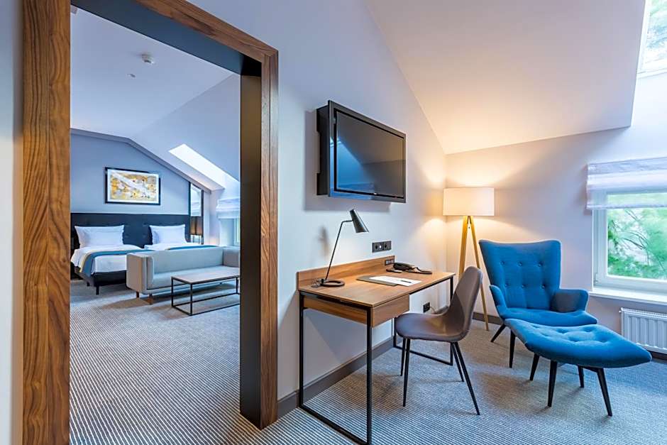 Grand Ascot Hotel