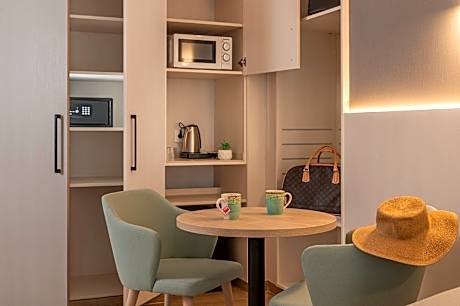 SMART SUITE WITH POOL VIEW 2 ADULTS + 2 CHILDREN