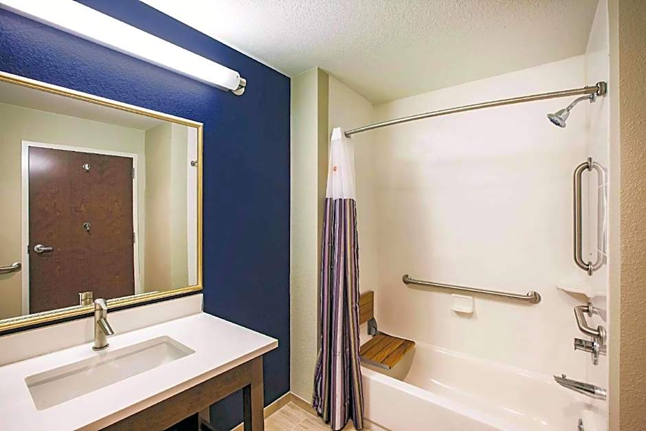La Quinta Inn & Suites by Wyndham Wichita Northeast