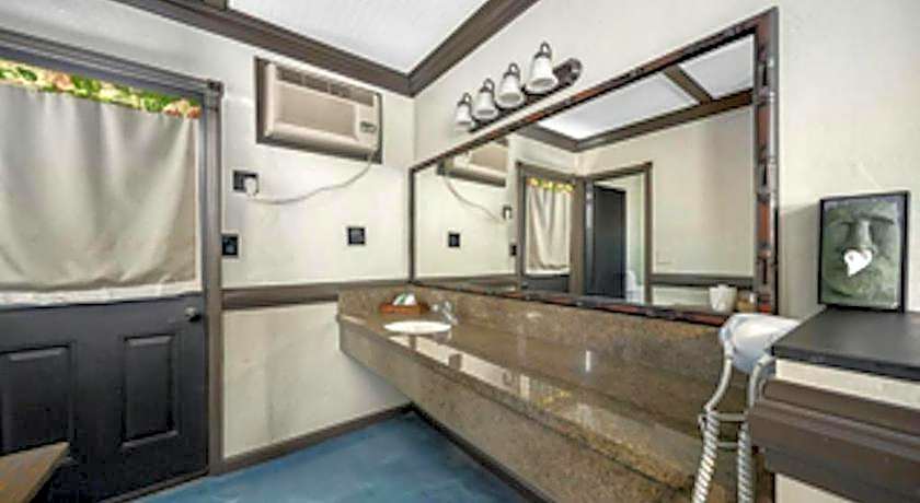 Caliente Tropics Hotel