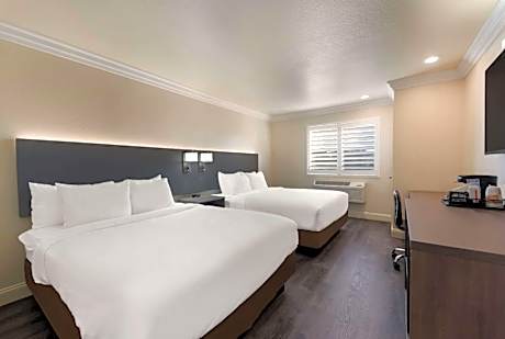 Quadruple Room with Two Queen Beds - Non Smoking