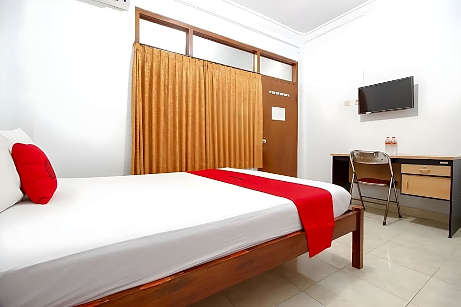 RedDoorz Plus near Alun Alun Selatan