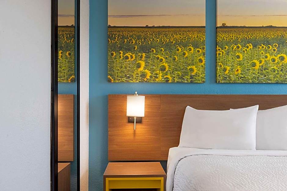 Days Inn & Suites by Wyndham Indianapolis Airport East