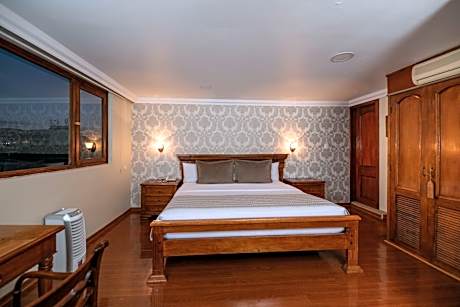 Deluxe King Suite