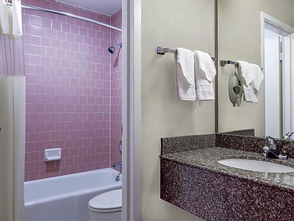 Super 8 by Wyndham Metairie