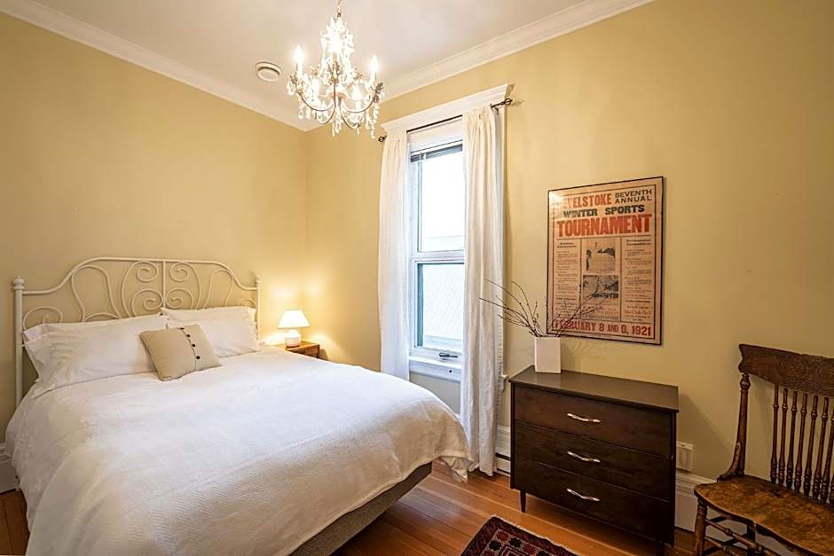 Photo 1 of 6 of 1 Queen Bed, Garden View