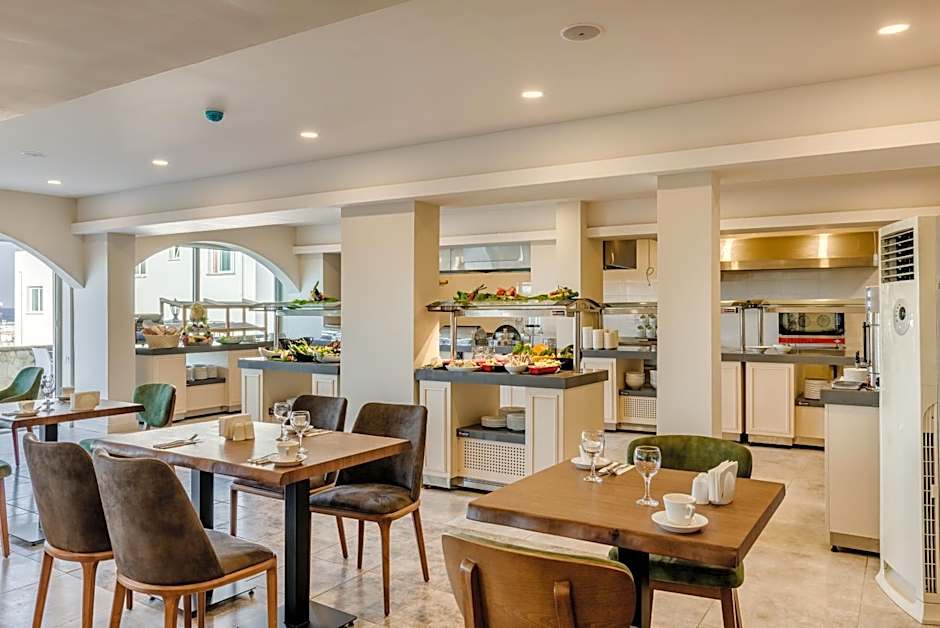 Olivia Palm Hotel