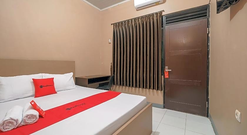 RedDoorz Syariah @ Bulak Kapal