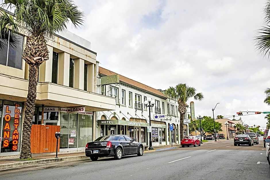 OYO Cameron Historic Hotel Brownsville I-69E