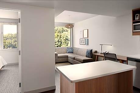 1 Bedroom Suite, 1 King, Mountain view, Balcony