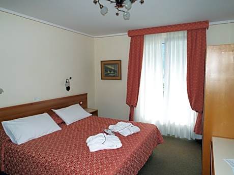 Double or Twin Room with Lake View