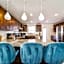 Tropical Oasis - King Beds - Free Netflix & Parking - Fast Wi-Fi