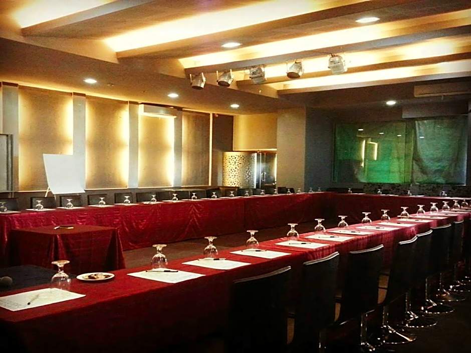 Paseo Premiere Hotel