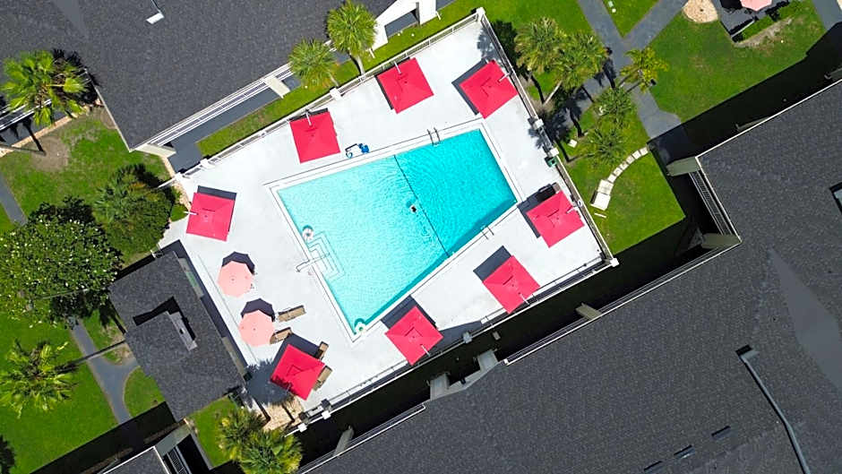 Disney 12 minutes for family, Pool and parking FREE