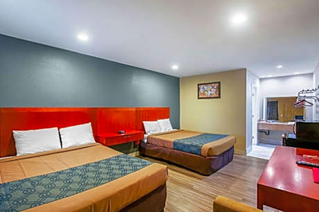 2 Queen Beds, Smoking