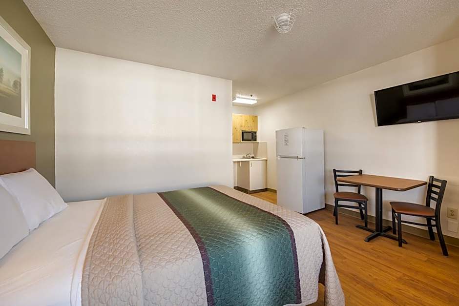 HomeTowne Studios by Red Roof Spartanburg - Asheville Highway