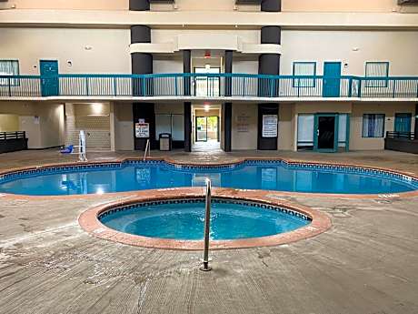 Studio 6 Savannah, GA- Gateway & I-95