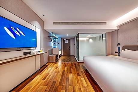 1 King Bed Standard Extra Floor Space