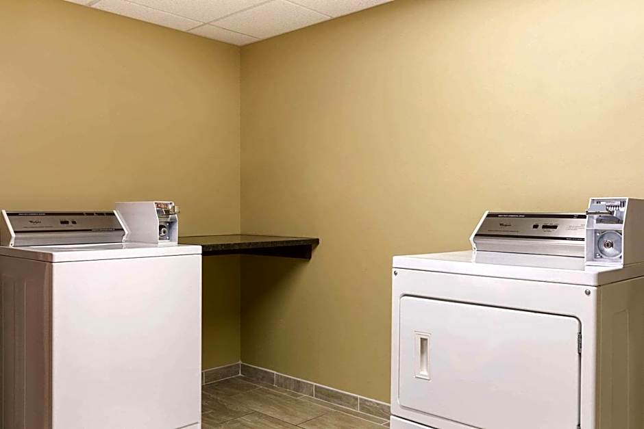 Country Inn & Suites by Radisson, Fergus Falls, MN