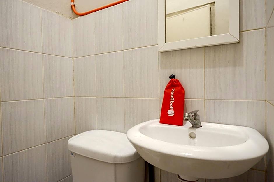 RedDoorz near Stasiun Tawang Semarang