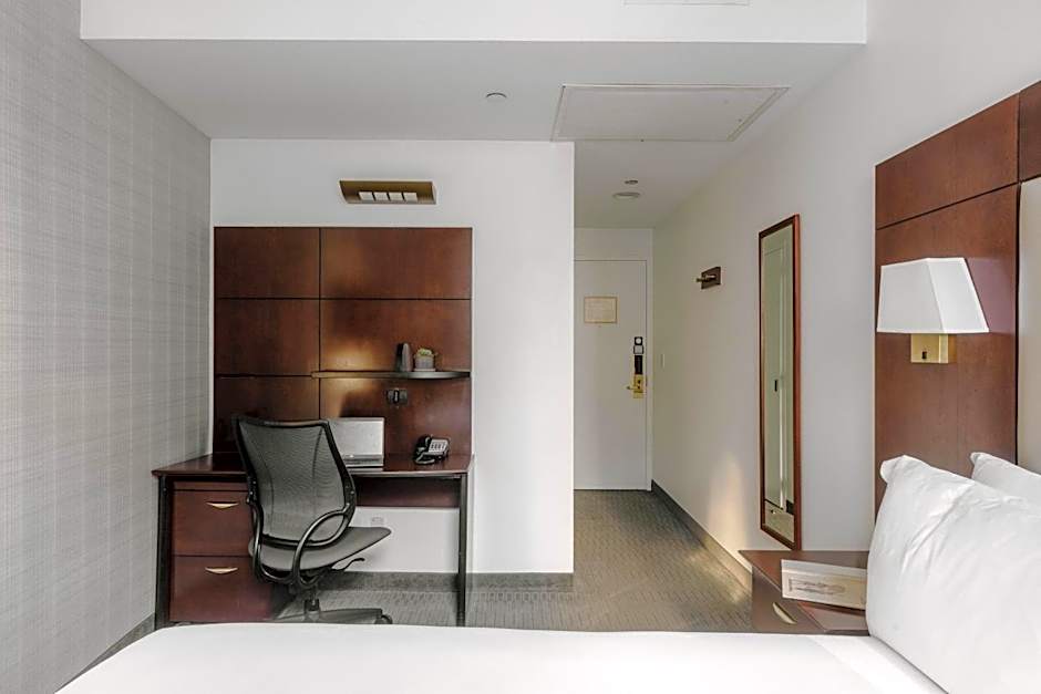 Club Quarters Hotel, Wacker at Michigan