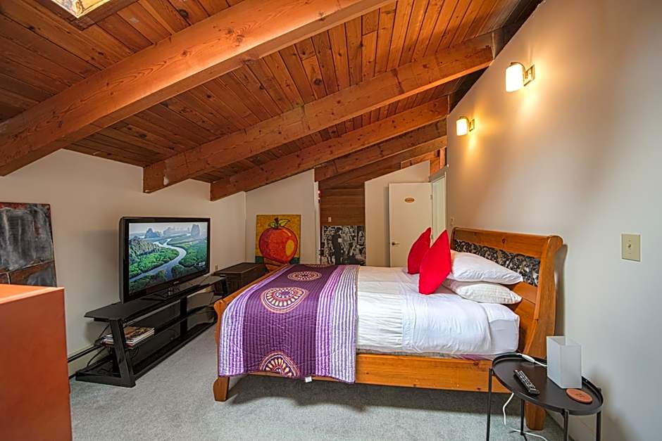 Cypress: Private Bedroom/Bathroom/Office, with Shared Pool, Hot tub