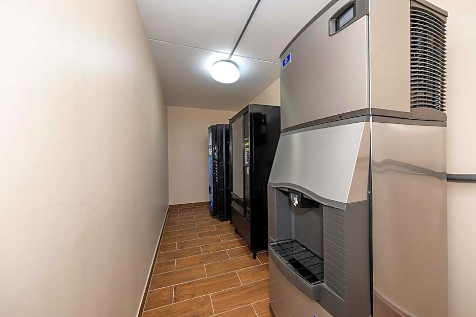 Red Roof PLUS+ Huntsville - Madison