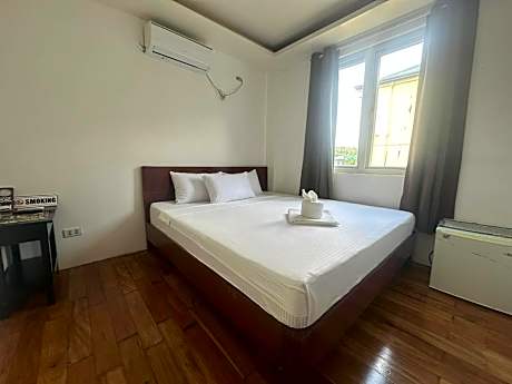 Deluxe Double Room with Side Sea View