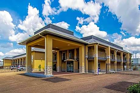 Super 8 by Wyndham Jackson MS Near the Fairgrounds