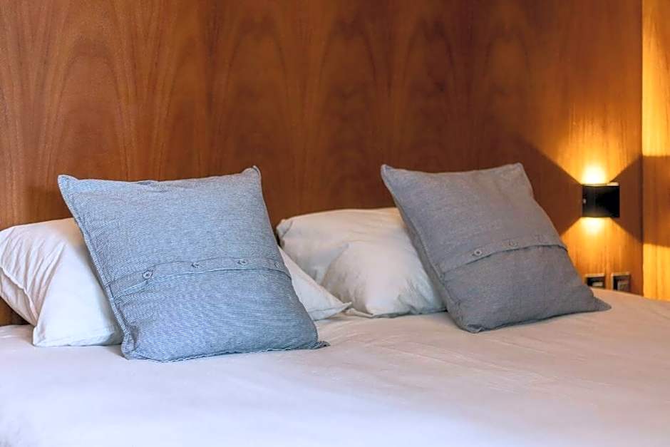 L104 New Studio apt 2Bdrm 1bath fits 6 AC Rooftop L104 New Studio apt 2Bdrm 1bath fits 6 AC Rooftop