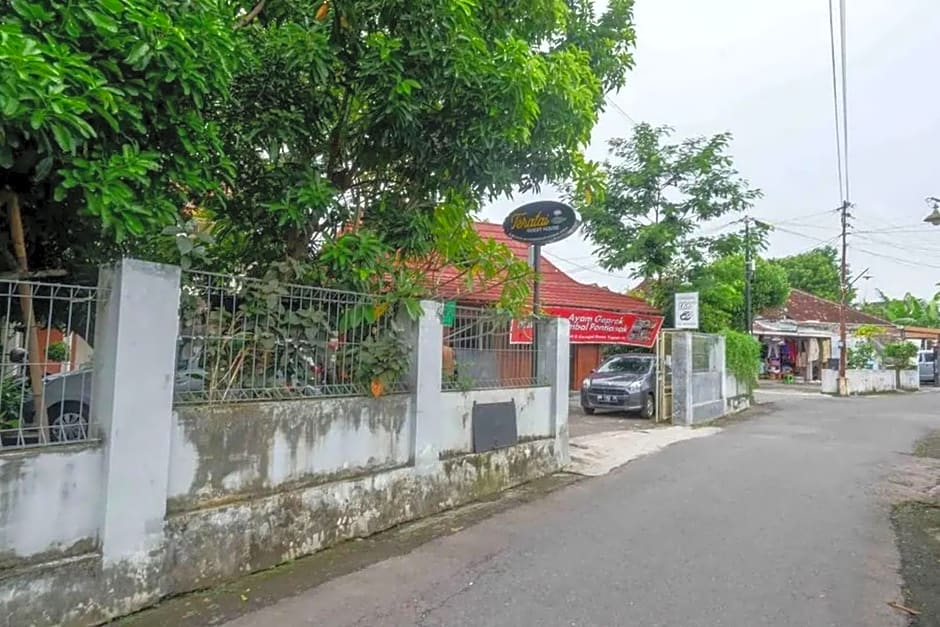 Teratai Guesthouse Mitra RedDoorz near Tugu Yogyakarta